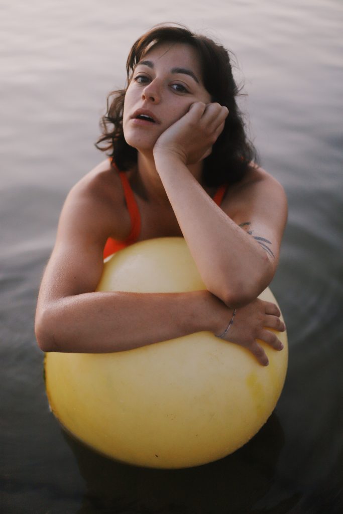 Shooting dans l'eau Laetitia avec bouée- Claudia Garcia Photographe