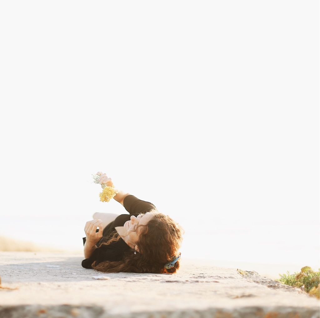 Mélanie bouquet de fleurs jaunes de plage - Claudia Garcia Photographe