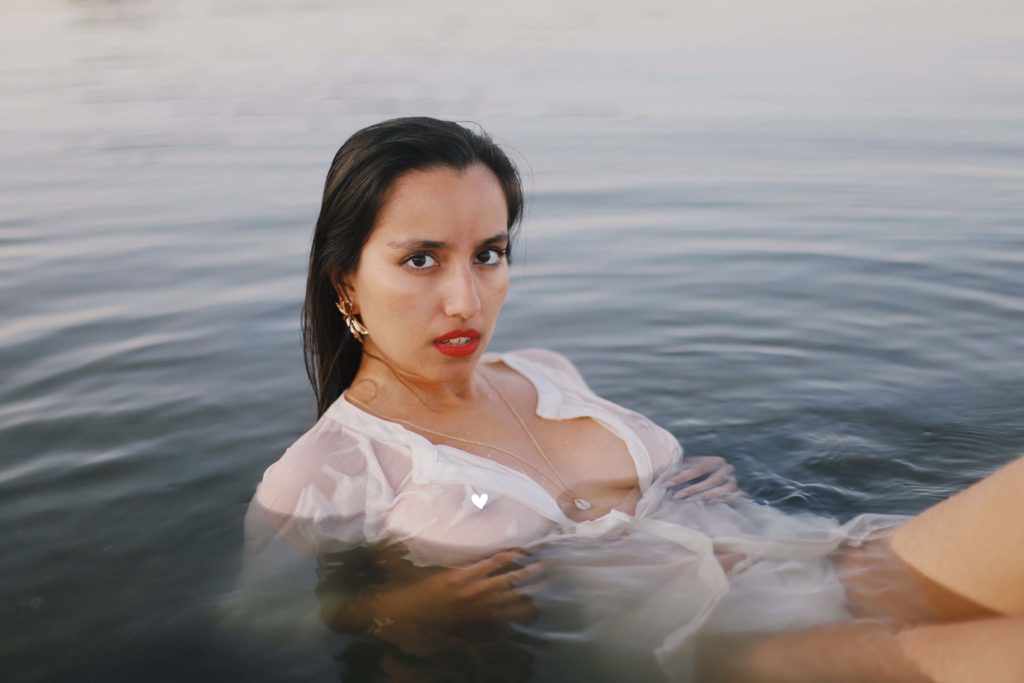 Nora dans l'eau Claudia Garcia Photographe