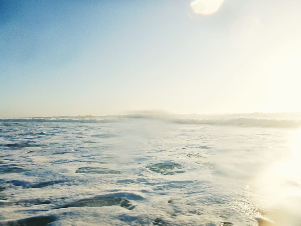 océan vagues coucher de soleil ciel bleu - Claudia Garcia Photographe